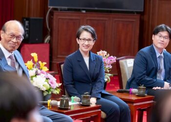 2025科研震撼！蕭美琴副總統接見崇越論文得獎者 肯定發揮關鍵角色、以AI與科技應用為全球問題找新解方