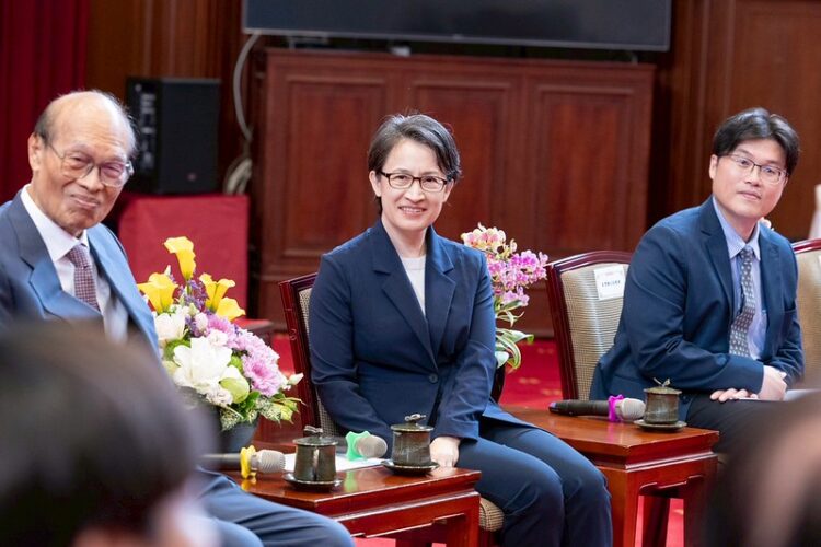 2025科研震撼!蕭美琴副總統接見崇越論文得獎者 肯定發揮關鍵角色、以AI與科技應用為全球問題找新解方 2025科研震撼!蕭美琴副總統接見崇越論文得獎者 肯定發揮關鍵角色、以AI與科技應用為全球問題找新解方