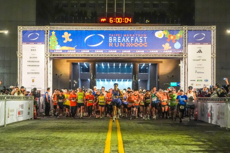 2025臺北馬拉松前哨戰「耶誕歡樂早餐跑」正式開跑 參賽人數創新高 逾萬名跑者齊聚迎接馬拉松週末