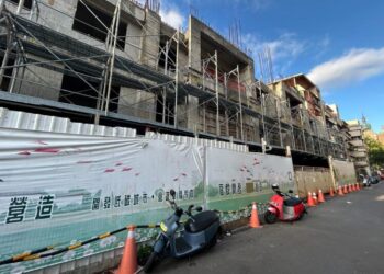 臺灣中小型建商面臨集體倒閉潮 5間熄燈背後揭示房市低迷下的財務壓力、法拍案與爛尾樓風險