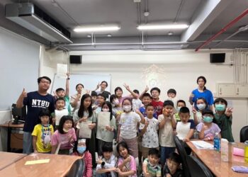 攜手國內外頂尖教育及公益組織 打造原創性的國際級 AI化學與財商STEAM教育系統