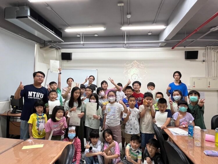 攜手國內外頂尖教育及公益組織 打造原創性的國際級 AI化學與財商STEAM教育系統