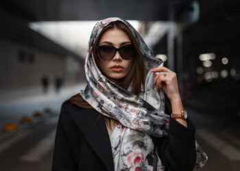 翻開奶奶的舊衣箱！8大復古配件逆襲 在2026穿出優雅高級感