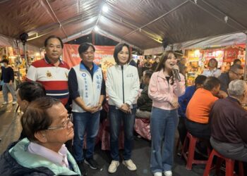 六合夜市「路中尾牙」席開120桌 兩側照常營業引圍觀 藍綠政界賓客到場致意