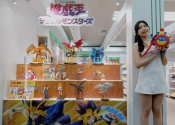 海外首發！《遊戲王》時間的魔術師 語音鬧鐘娃娃 現身高捷！ 振光玩具×壽屋（KOTOBUKIYA）打造捷運裡的玩具基地