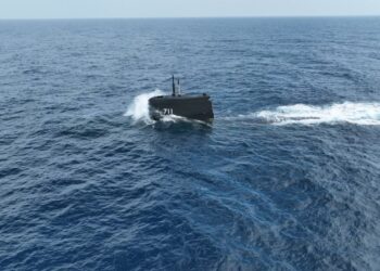 「海鯤軍艦」順利執行淺水潛航測試