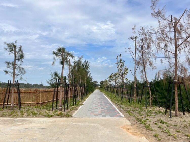 鳳坑沙灣遊憩設施升級 紅豆餅親水階梯完工啟用