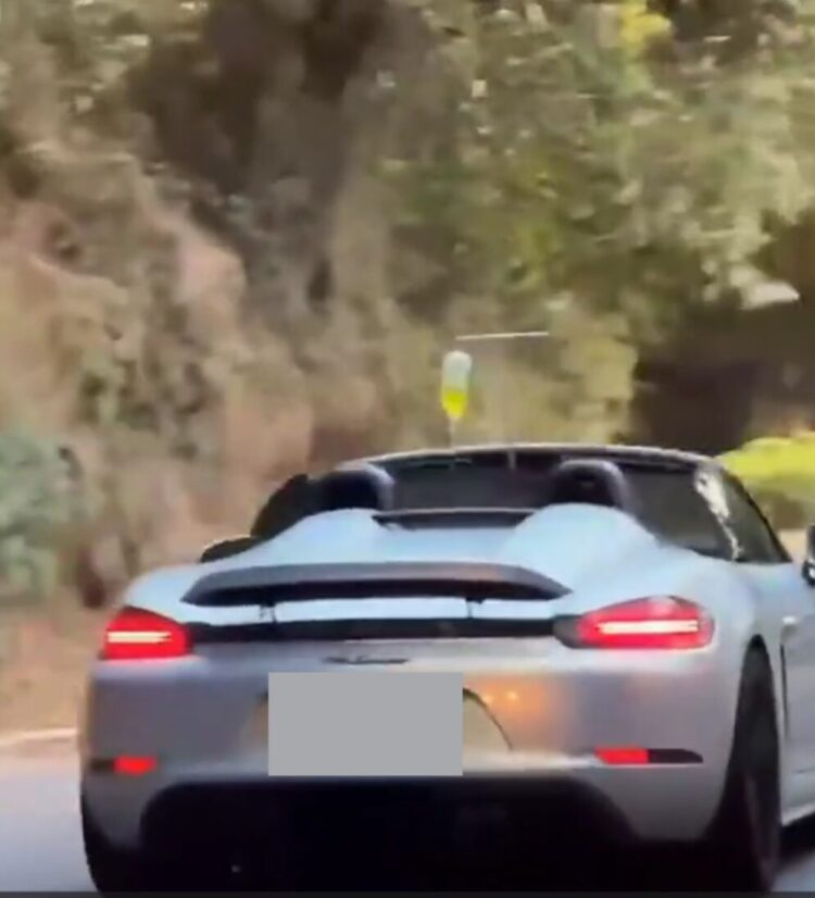 敞篷保時捷掛點滴上路引熱議 行車安全與醫療風險成焦點