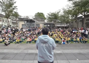 花蓮市幼年貨大街義賣 魏嘉彥與學童一起傳遞愛與關懷