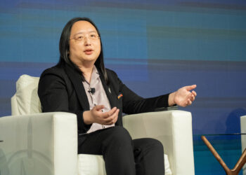 唐鳳推動數位遷徙自由 臺灣打造跨平台、跨邊界新世代數位治理典範 中正大學企管系系主任黃正魁教授表示這已成全球數位政策新趨勢