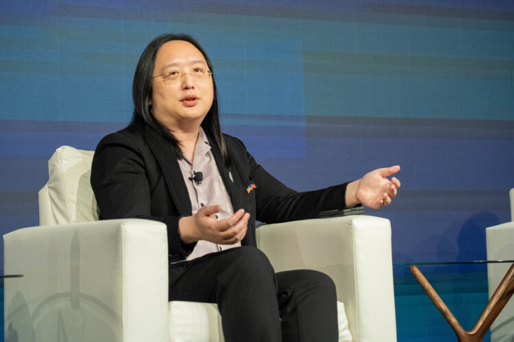 唐鳳推動數位遷徙自由 臺灣打造跨平台、跨邊界新世代數位治理典範 中正大學企管系系主任黃正魁教授表示這已成全球數位政策新趨勢