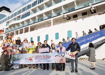 國際豪華觀光郵輪海洋富士號首度靠泊安平港 臺南市長黃偉哲親迎旅客贈禮推廣臺南觀光
