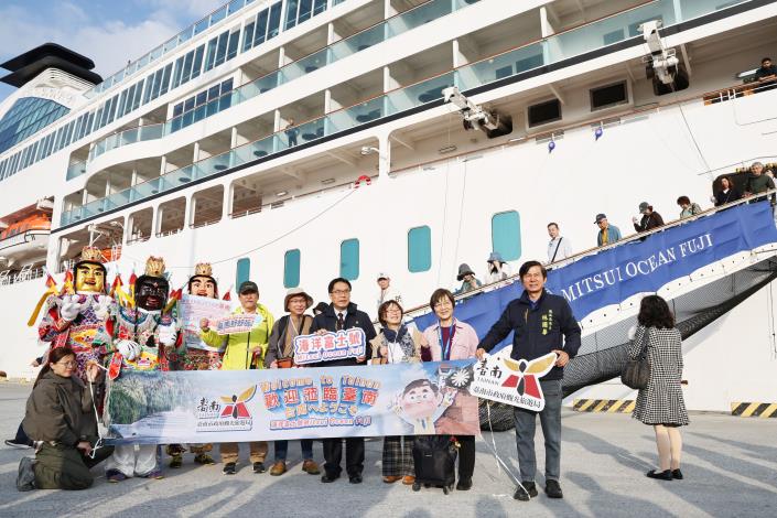 國際豪華觀光郵輪海洋富士號首度靠泊安平港 臺南市長黃偉哲親迎旅客贈禮推廣臺南觀光