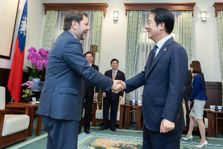 賴清德總統接見美國聯邦參議員蓋耶哥訪問團,重申捍衛和平決心並進一步深化臺美合作 賴清德總統接見美國聯邦參議員蓋耶哥訪問團,重申捍衛和平決心並進一步深化臺美合作