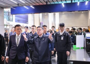 行政院長卓榮泰視察臺中國際機場 要求全面強化旅客服務品質與整體量能,打造北中南國際級機場 行政院長卓榮泰視察臺中國際機場 要求全面強化旅客服務品質與整體量能,打造北中南國際級機場