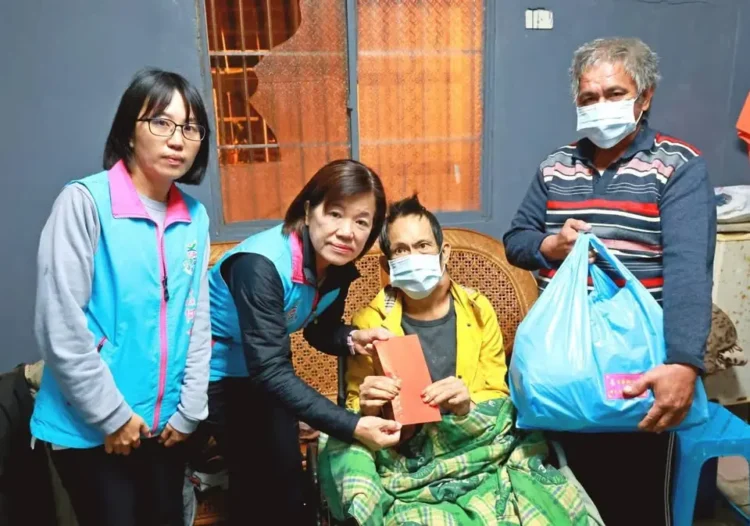 【慶豐高先生罹癌末期經濟困頓 游淑貞夜送急難救助關懷到家】