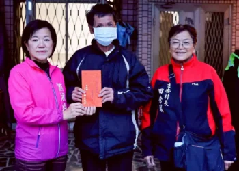 吉安子弟事業有成續六年捐款回饋 游淑貞親代送救助金關懷弱勢家戶