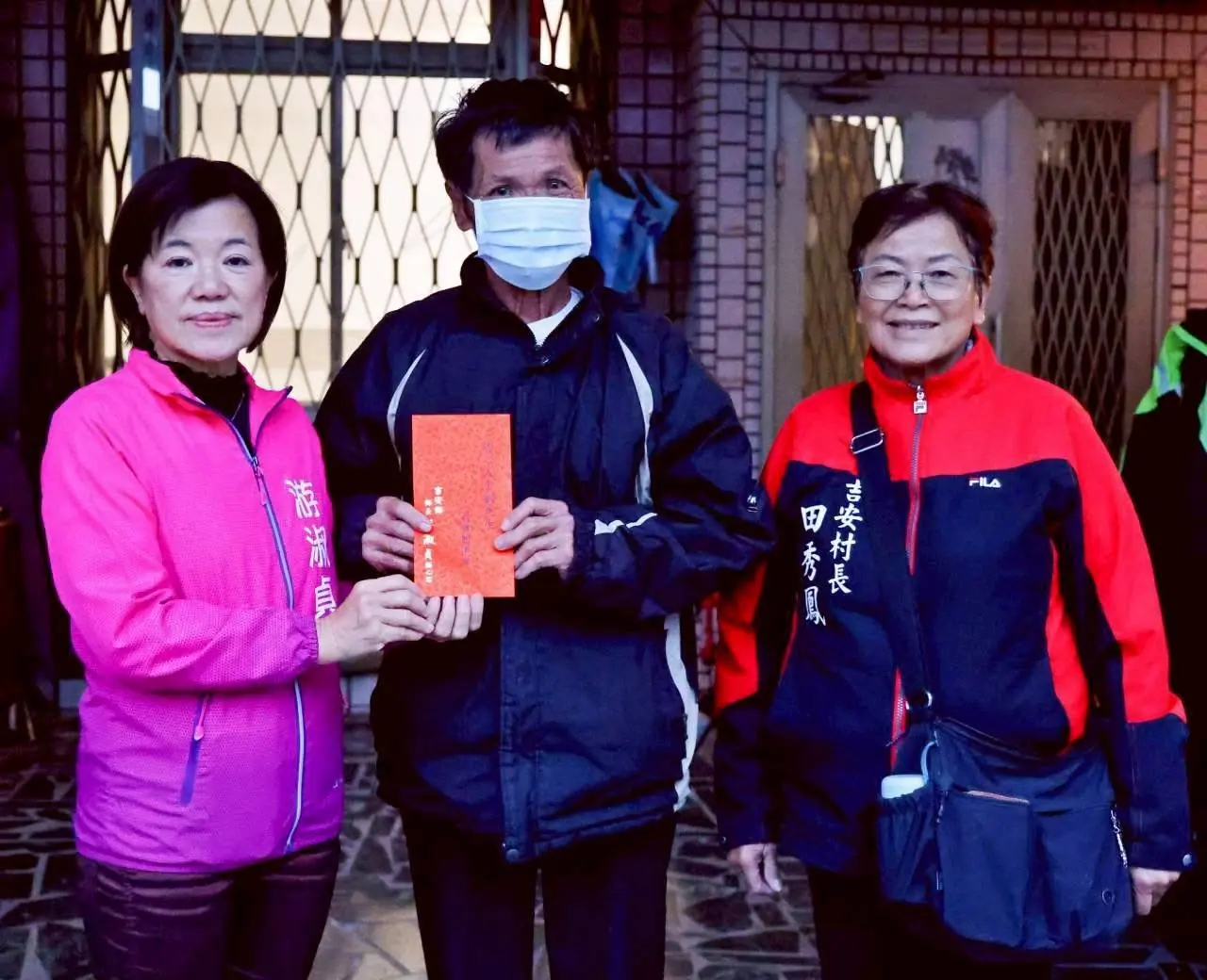 吉安子弟事業有成續六年捐款回饋 游淑貞親代送救助金關懷弱勢家戶 吉安子弟事業有成續六年捐款回饋 游淑貞親代送救助金關懷弱勢家戶