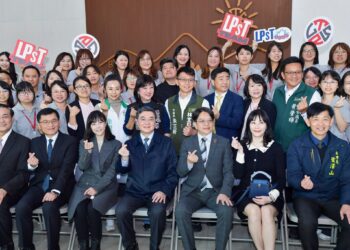 行政院長卓榮泰實地參訪臺南高科技與精密產業，強調政府是產業穩健發展後盾，助力企業創新與轉型升級