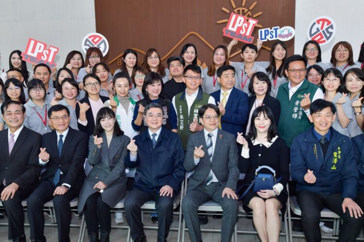 行政院長卓榮泰實地參訪臺南高科技與精密產業,強調政府是產業穩健發展後盾,助力企業創新與轉型升級 行政院長卓榮泰實地參訪臺南高科技與精密產業,強調政府是產業穩健發展後盾,助力企業創新與轉型升級