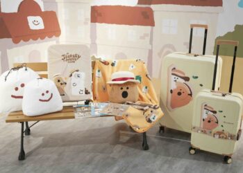 萬國通路全新旅遊主題！超人氣IP DINOTAENG現身陪你旅行