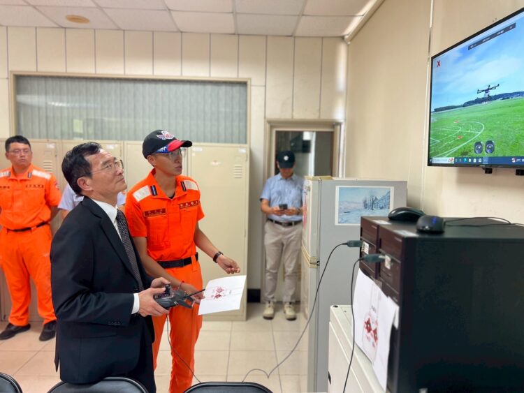 海巡署首長張忠龍署長、許靜芝副署長成功取得無人機證照 以身作則貫徹人人皆飛手政策