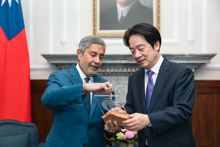 賴清德總統接見美光科技執行長 強調深化臺美合作,打造AI與半導體供應鏈韌性與全球競爭力 賴清德總統接見美光科技執行長 強調深化臺美合作,打造AI與半導體供應鏈韌性與全球競爭力