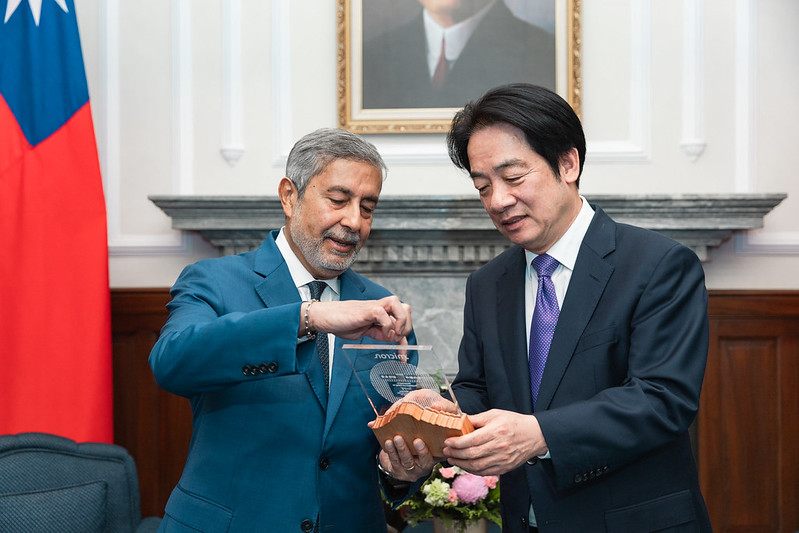 賴清德總統接見美光科技執行長 強調深化臺美合作,打造AI與半導體供應鏈韌性與全球競爭力 賴清德總統接見美光科技執行長 強調深化臺美合作,打造AI與半導體供應鏈韌性與全球競爭力