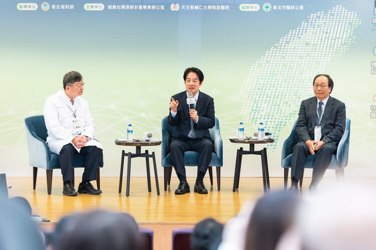 賴清德總統出席健康台灣深耕論壇，透過健康台灣深耕計畫改善醫療環境，推動健康平權與醫療永續發展