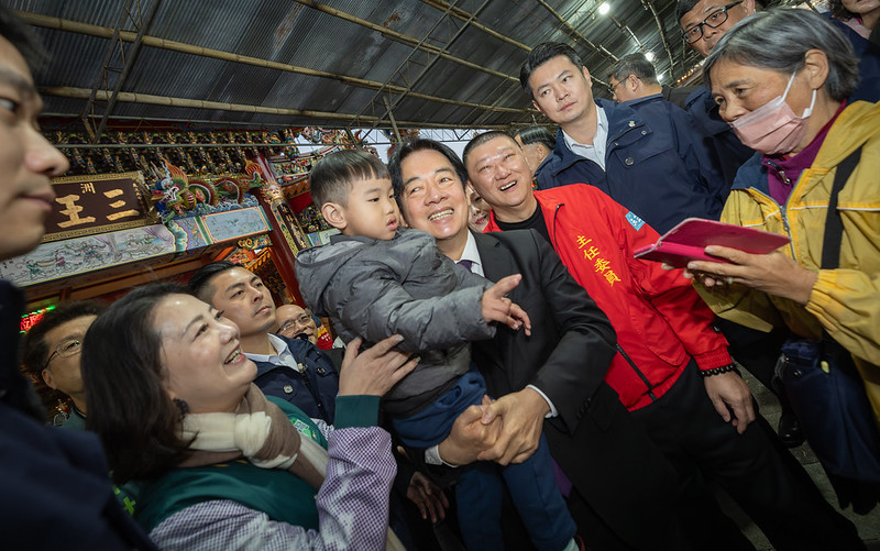 賴清德總統洲美屈原宮及洲美三王宮參香送匾 籲朝野支持總預算順利通過 讓施政照顧更到位