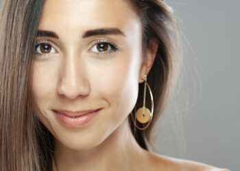 點亮深色穿搭的微光美學 7款秋冬金色耳環讓妳美得更有層次