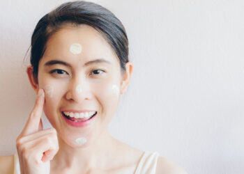 拋棄厚重粉底液！遮瑕膏「精準底妝法」7項要訣 打造偽素顏妝容