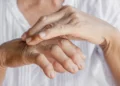 類風濕性關節炎中西醫整合治療中醫辨證分七型、穴位按摩助緩解