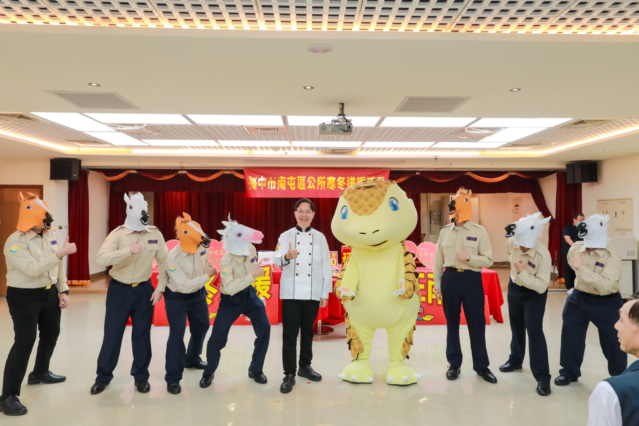 南屯寒冬送暖 公所串聯宮廟里長接力傳愛 年菜物資直送弱勢家戶