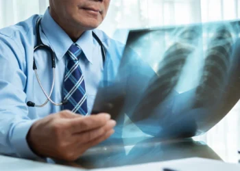 50歲男肺癌連葉克膜都用上！免疫治療+抗血管新生合併化療穩病情