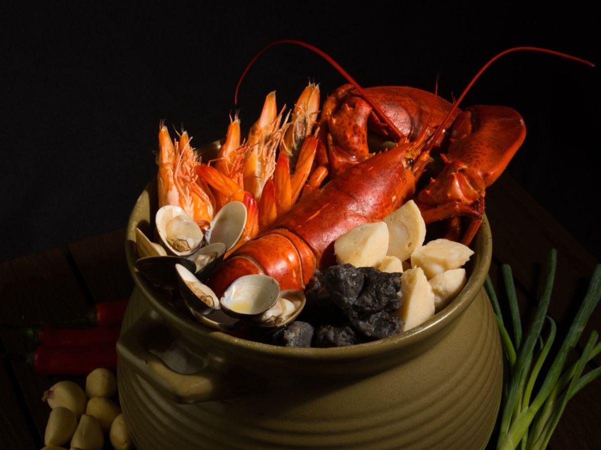 嘉義西區海鮮餐廳 生米慢熬活體紅蟳砂鍋粥 百元起享受濃鮮海味