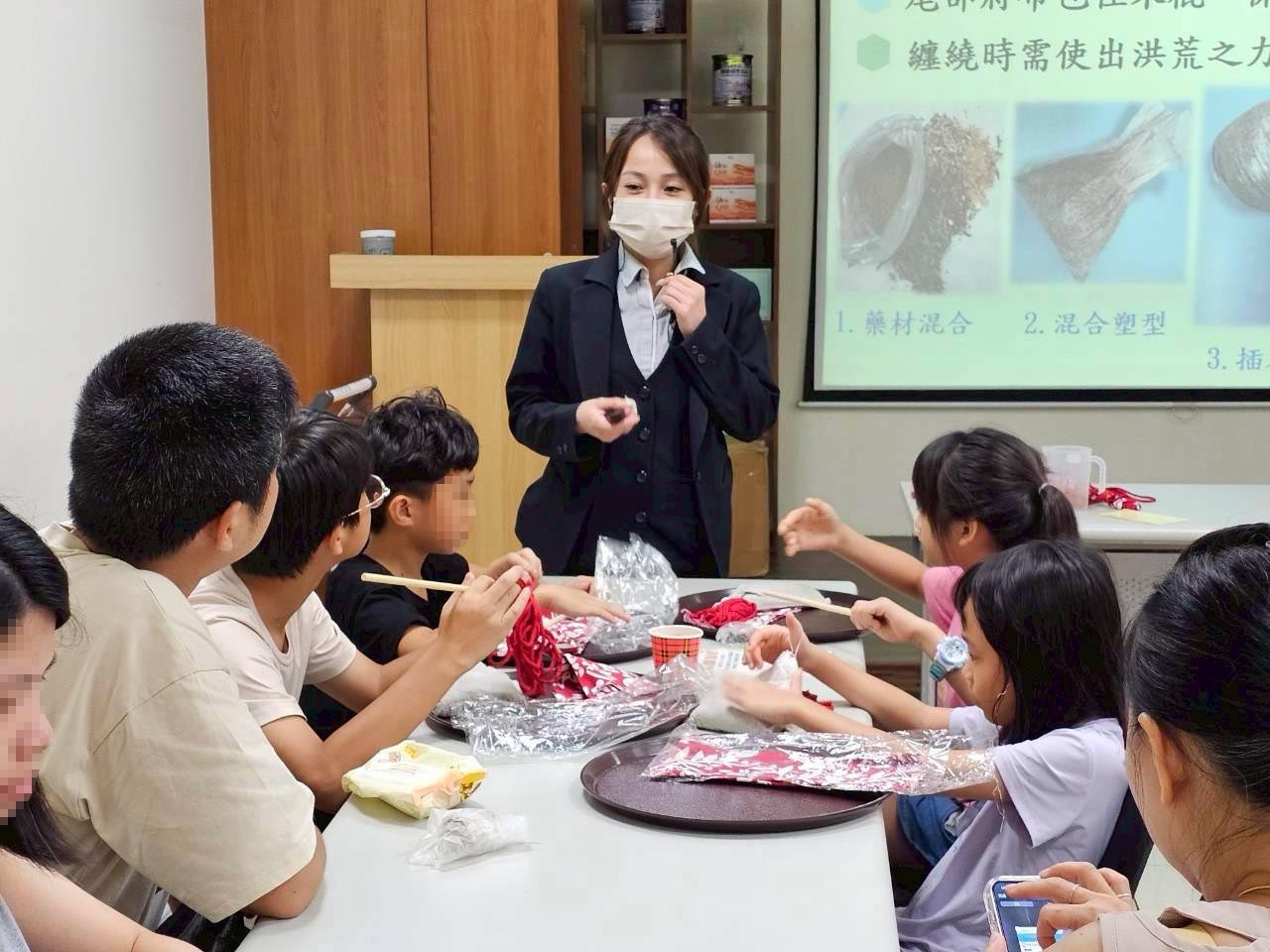 報名就送精油 天明製藥觀光藥廠 艾草槌DIY 走春好玩又拿好禮 報名就送精油 天明製藥觀光藥廠 艾草槌DIY 走春好玩又拿好禮