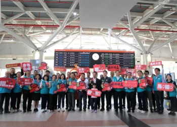 福駒臨嘉 翁章梁高鐵站發開運紅包迎鄉親