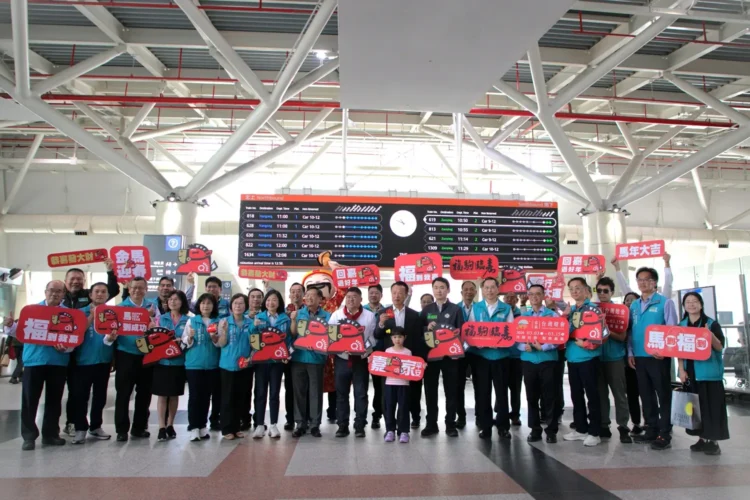 福駒臨嘉 翁章梁高鐵站發開運紅包迎鄉親