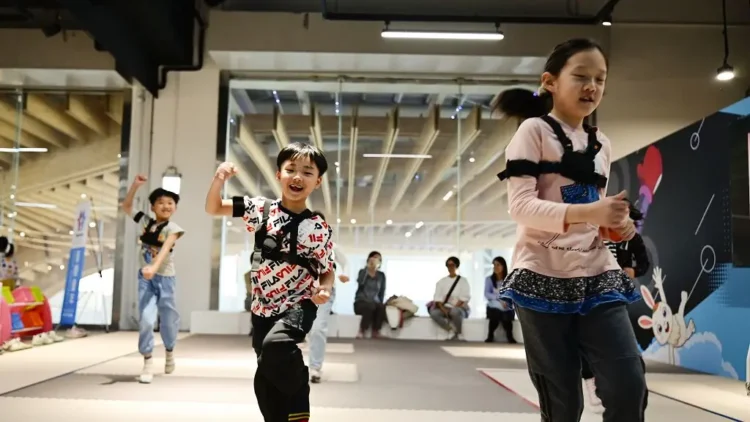 全台首座兒童AI沉浸場域亮相 半山815夢工廠試營運吸引親子詢問