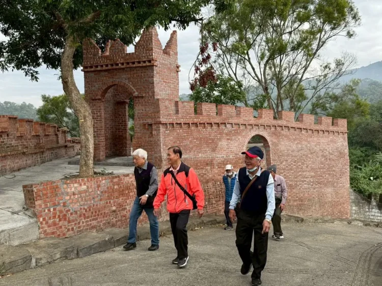 馬上有錢成熱門許願詞 台灣萬里長城頂端敲鑼迎好運 馬上有錢成熱門許願詞 台灣萬里長城頂端敲鑼迎好運