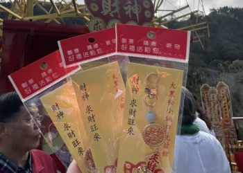 大黑松小倆口埔里元首館迎新春 財神圓滿安座、鑽轎迎財 邀民眾到元首館過好年