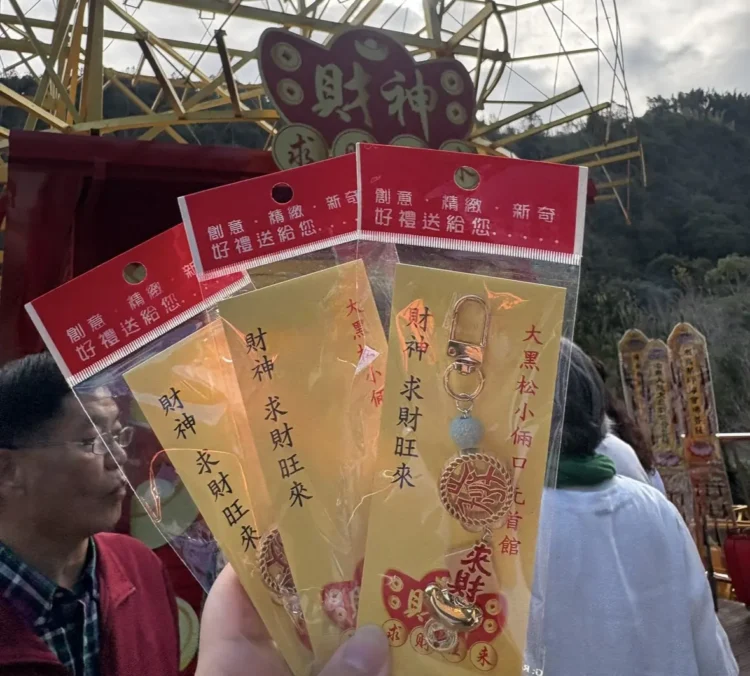 大黑松小倆口埔里元首館迎新春 財神圓滿安座、鑽轎迎財 邀民眾到元首館過好年