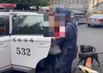 酒醉男清晨持刀斧失控咆哮 鳳警迅速強勢壓制排除危害