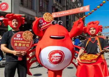 必勝客海味之王「金皇軟殼蟹鮑魚比薩」霸氣踢館年貨大街！「年菜天花板」於迪化街快閃試吃 美味征服整條街