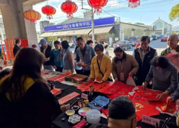 曾淑懿分送年節春聯 客製化手寫的祝福足感心