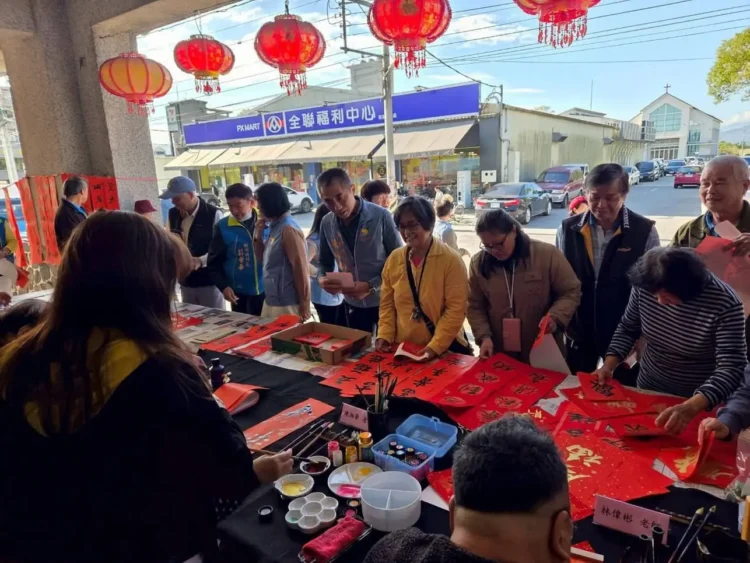 曾淑懿分送年節春聯 客製化手寫的祝福足感心