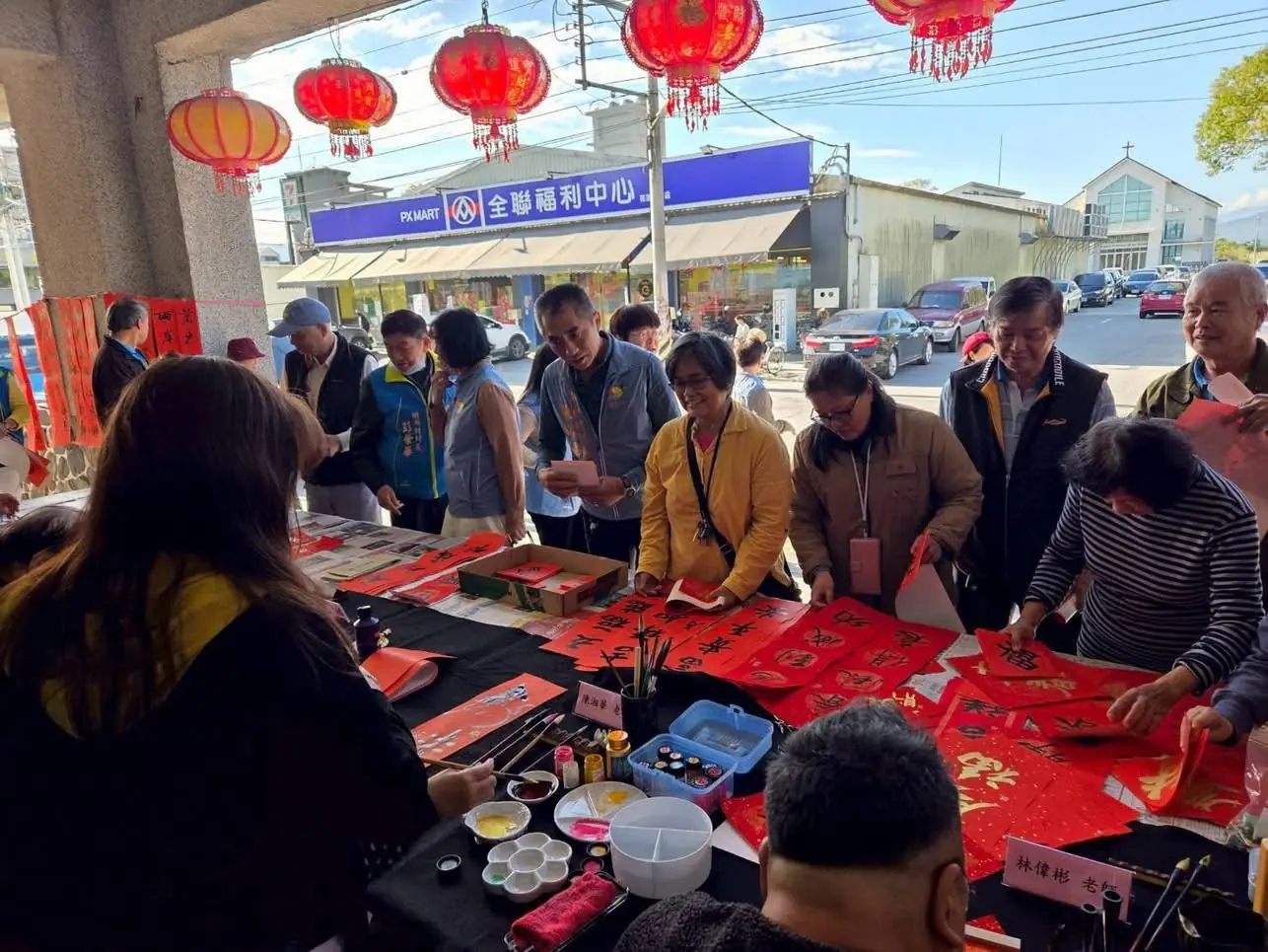 曾淑懿分送年節春聯 客製化手寫的祝福足感心