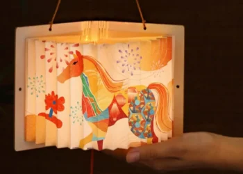 花蓮燈會「翻閱奇蹟」提燈曝光 邀民眾翻閱屬於自己的奇蹟