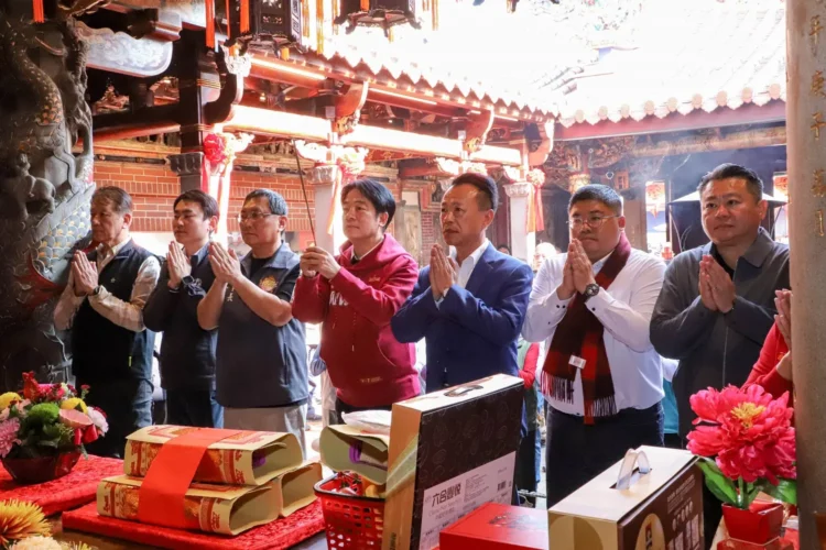 賴清德大年初一走春 朴子配天宮發馬年小紅包